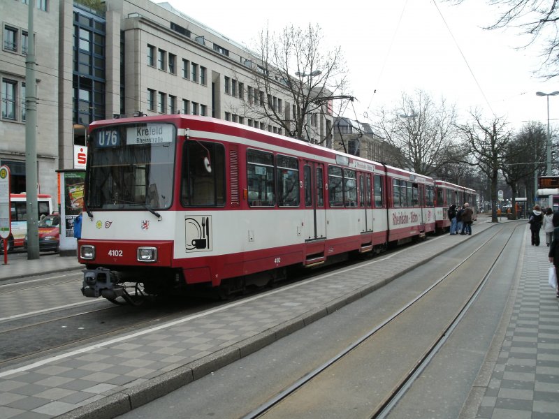 Eine Doppeltraktion aus Stadtbahnwagen B der Rheinbahn an der Endhaltestelle Rheinstrae der Linie U76 in Krefeld am 14.03.2005.