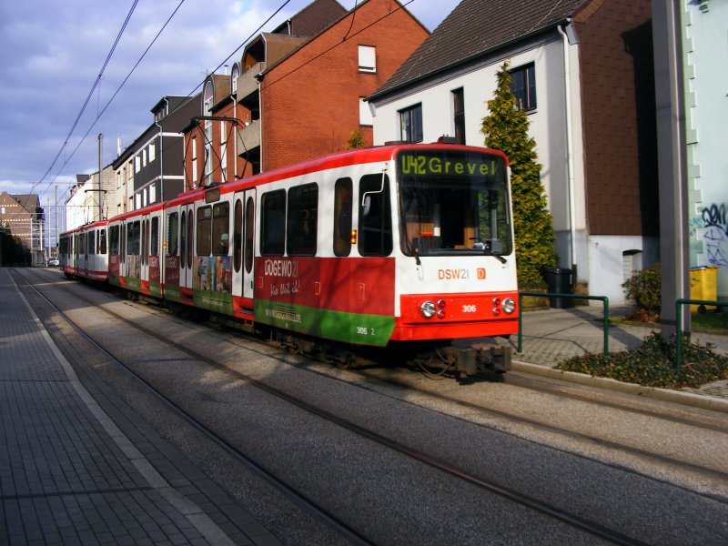 Eine Doppeltraktion aus Stadtbahnwagen B der Dortmunder Stadtwerke in Hombruch als Zug der Linie U42 nach Grevel am 11. Mrz 2009.
