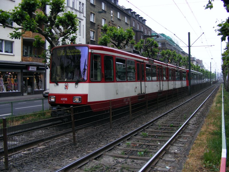Eine Doppeltraktion aus Stadtbahnwagen B der Rheinbahn auf der Luegallee in Dsseldorf-Oberkassel als Zug der Linie U76 nach Krefeld am 30. Mai 2008.