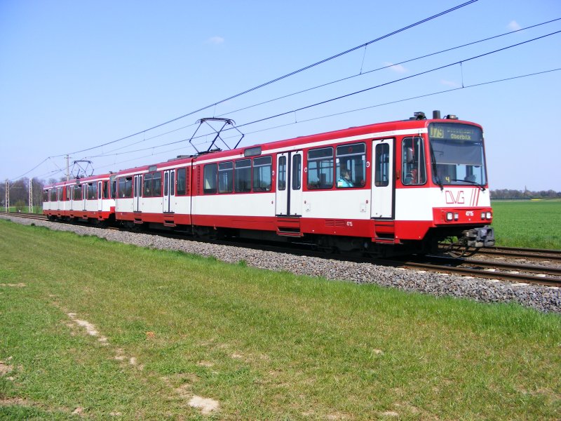 Eine Doppeltraktion aus Stadtbahnwagen B der Duisburger Verkehrsgesellschaft zwischen Froschenteich und Wittlaer im n�rdlichen D�sseldorf als Zug der Linie U79 nach D�sseldorf-Oberbilk am 17. April 2008.