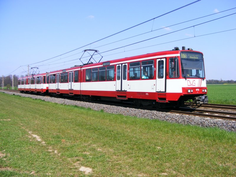 Eine Doppeltraktion aus Stadtbahnwagen B der Duisburger Verkehrsgesellschaft zwischen Froschenteich und Wittlaer im nrdlichen Dsseldorf als Zug der Linie U79 nach Dsseldorf-Oberbilk am 17. April 2008.
