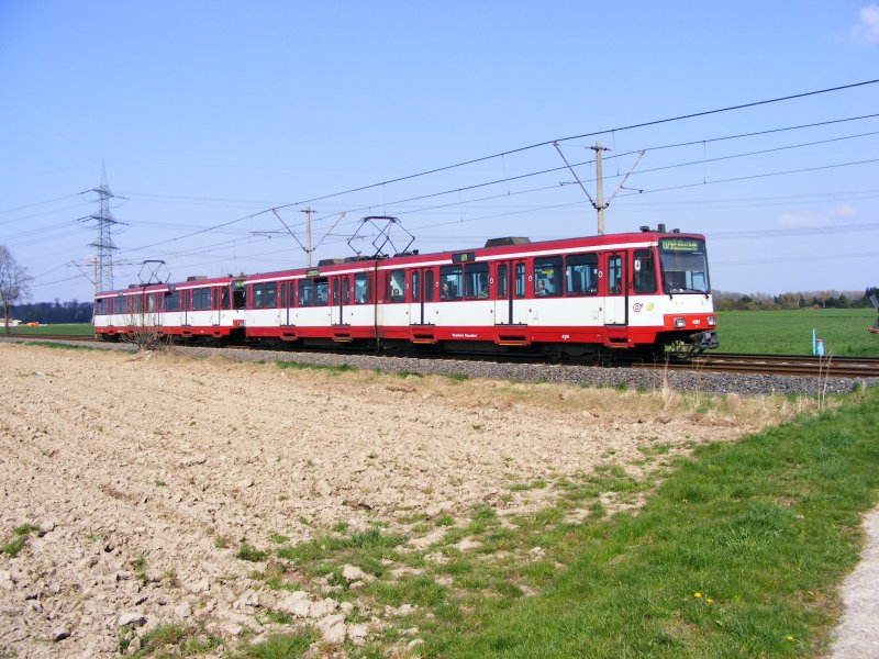 Eine Doppeltraktion aus Stadtbahnwagen B der Rheinbahn zwischen Froschenteich und Wittlaer im nrdlichen Dsseldorf als Zug der Linie U79 nach Dsseldorf-Oberbilk am 17. April 2008.