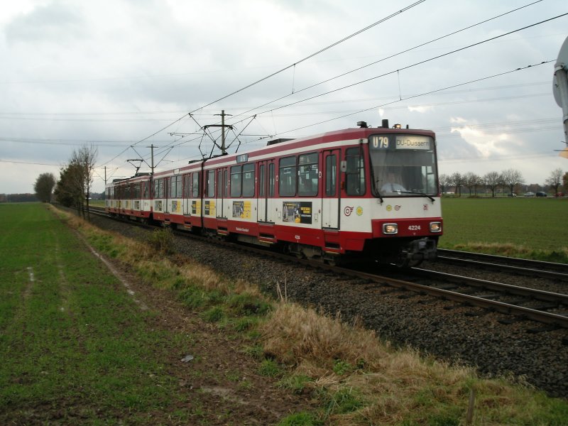 Eine Doppeltraktion aus Stadtbahnwagen B der Rheinbahn bei Dsseldorf-Froschenteich als Zug der Linie U79 nach Duisburg-Duissern am 22.11.2004.