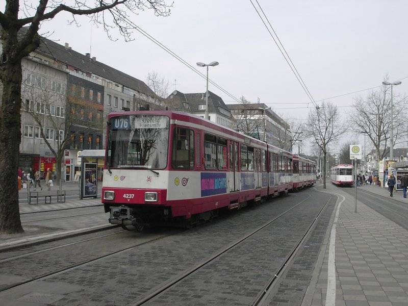 Eine Doppeltraktion aus Stadtbahnwagen B der Rheinbahn an der Endhaltestelle  Krefeld Rheinstrae  der berlandlinie U76 am 29.03.2003.