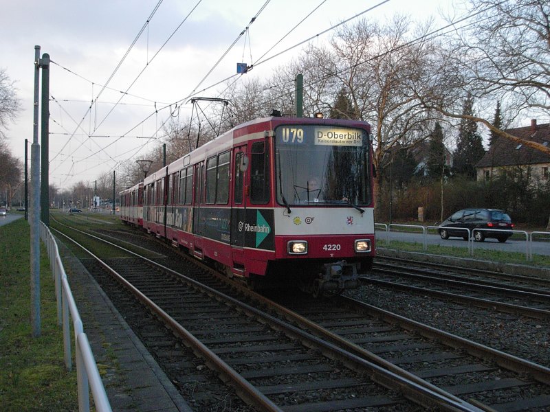 Eine Doppeltraktion aus Stadtbahnwagen B der Rheinbahn an der Haltestelle Freiligrathplatz in D�sseldorf-Stockum als Zug der Linie U79 nach Oberbilk am 08.03.2004.