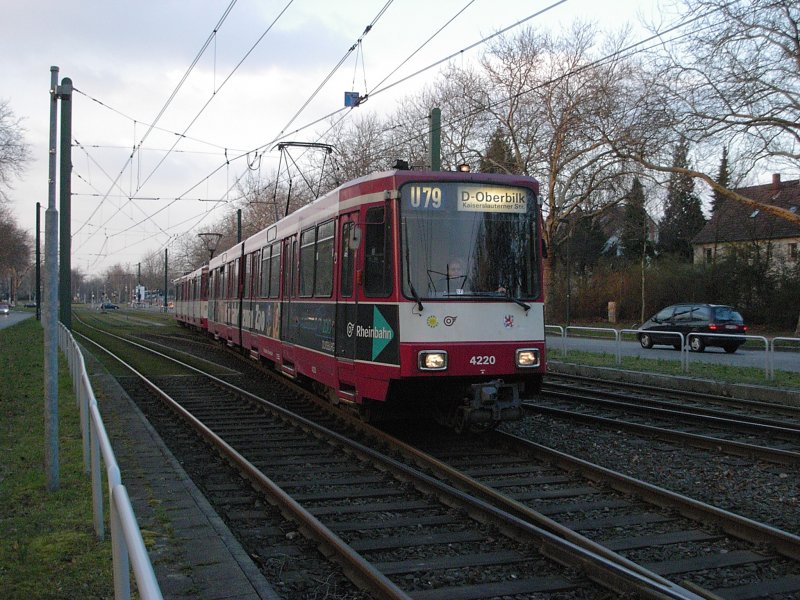 Eine Doppeltraktion aus Stadtbahnwagen B der Rheinbahn an der Haltestelle Freiligrathplatz in Dsseldorf-Stockum als Zug der Linie U79 nach Oberbilk am 08.03.2004.