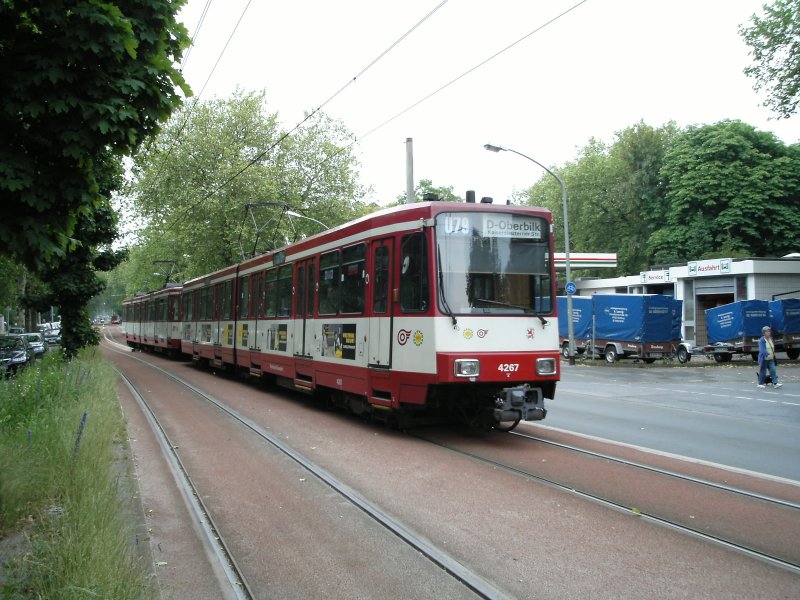Eine Doppeltraktion aus Stadtbahnwagen B der Rheinbahn auf der nrdlichen Dsseldorfer Strae in Duisburg als Zug der Linie U79 nach Dsseldorf-Oberbilk am 02.06.2004.