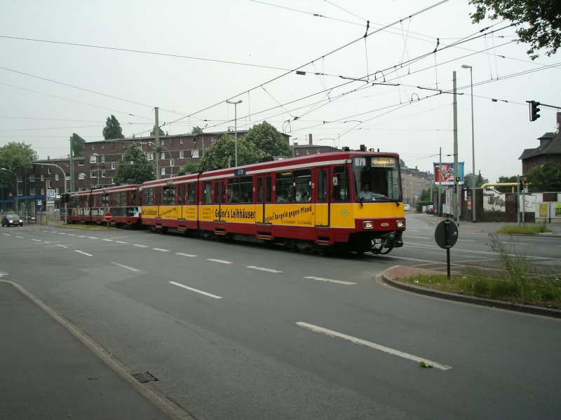 Eine Doppeltraktion aus Stadtbahnwagen B der Rheinbahn an der Haltestelle  Kulturstrae  in Duisburg als Zug der Linie U79 nach Duisburg-Meiderich - 02.06.2004.