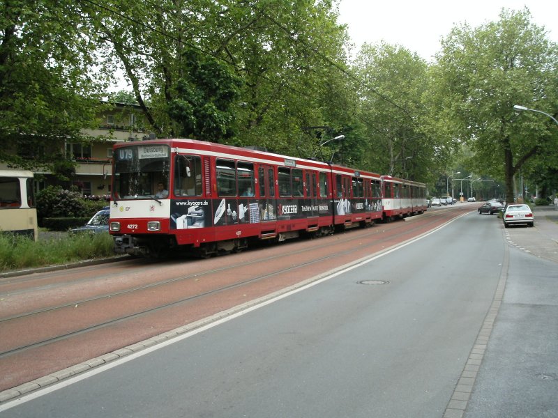 Eine Doppeltraktion aus Stadtbahnwagen B der Rheinbahn auf der nrdlichen Dsseldorfer Strae in Duisburg als Zug der Linie U79 nach Duisburg-Meiderich - 02.06.2004.