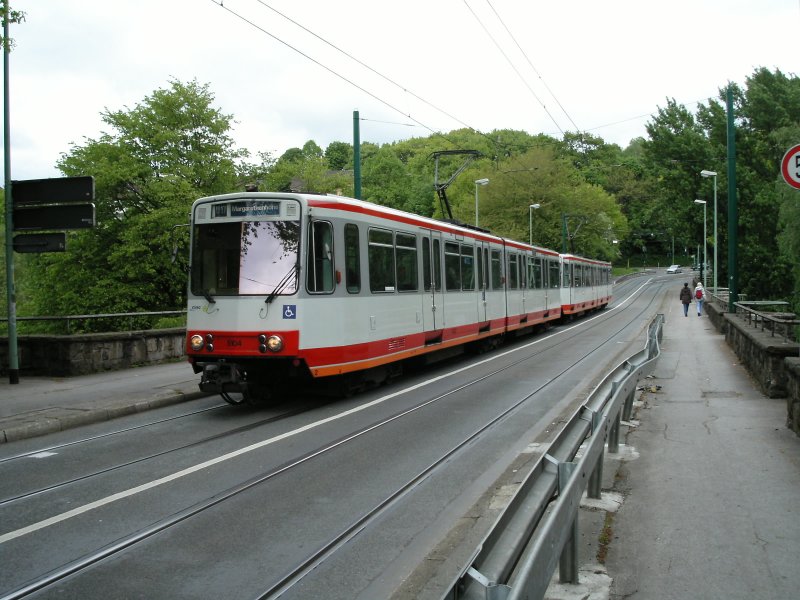Eine Doppeltraktion aus Stadtbahnwagen B der ersten Generation der EVAG am sdlichen Ende der Margarethenbrcke in Essen als Zug der Linie U17 zur Margarethenhhe am 08.05.2004.