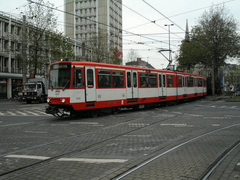 Eine Doppeltraktion aus Stadtbahnwagen B der ersten Generation der KVB auf dem Barbarossaplatz in Kln als Zug der Linie 15 zum Ubierring am 06.12.2004.