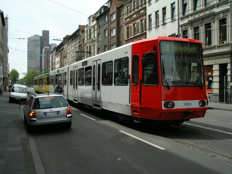 Eine Doppeltraktion aus Stadtbahnwagen B der dritten Generation der KVB auf der Luxemburger Stra�e in K�ln als Zug der Linie 18 (Vorgebirgsbahn) nach Thielenbruch am 14.06.2004.