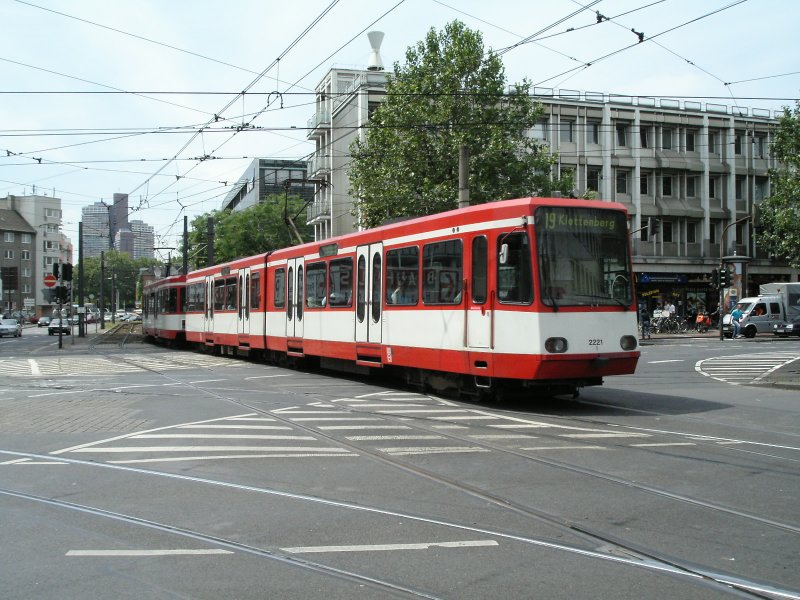 Eine Doppeltraktion aus Stadtbahnwagen B der dritten Generation der KVB auf dem Barbarossaplatz in Kln als Zug der Linie 19 nach Klettenberg am 14.06.2004.