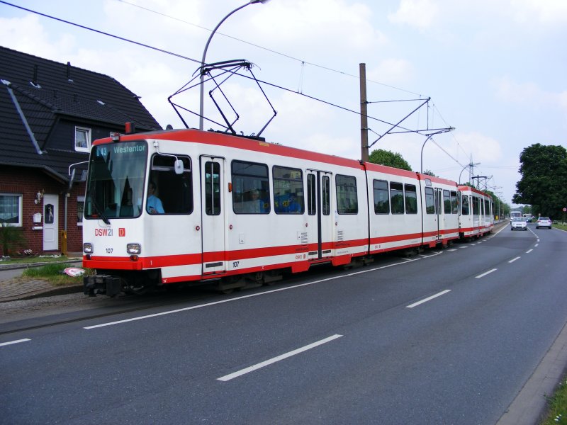 Eine Doppeltraktion aus Stadtbahnwagen N8 in Dortmund-Brackel als Zug der Linie U43 zum Westentor am 16. Mai 2008.