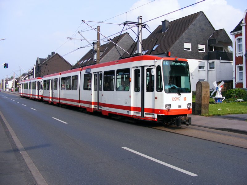 Eine Doppeltraktion aus Stadtbahnwagen N8 der Dortmunder Stadtwerke in Asseln als Zug der Linie U43 zum Westentor am 16. Mai 2008.