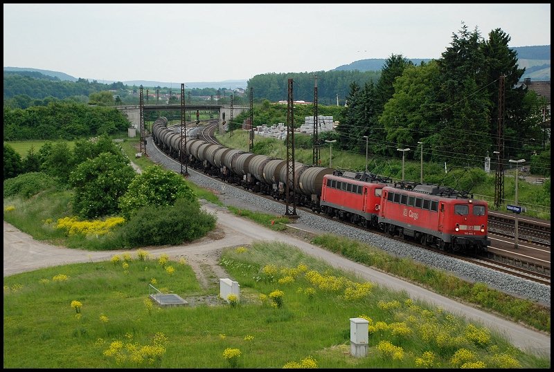 Eine Doppeltraktion der Baureihe 140 ist unterwegs in Richtung Wrzburg. Aufgenommen in Retzbach-Zellingen im Mai 2008.