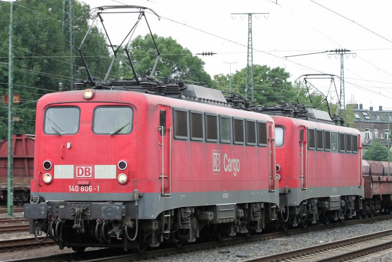 Eine Doppeltraktion BR 140, fhrend 140 806-1, ziehen den sog.  Rollmopszug  durch Kln West am 11.07.2009