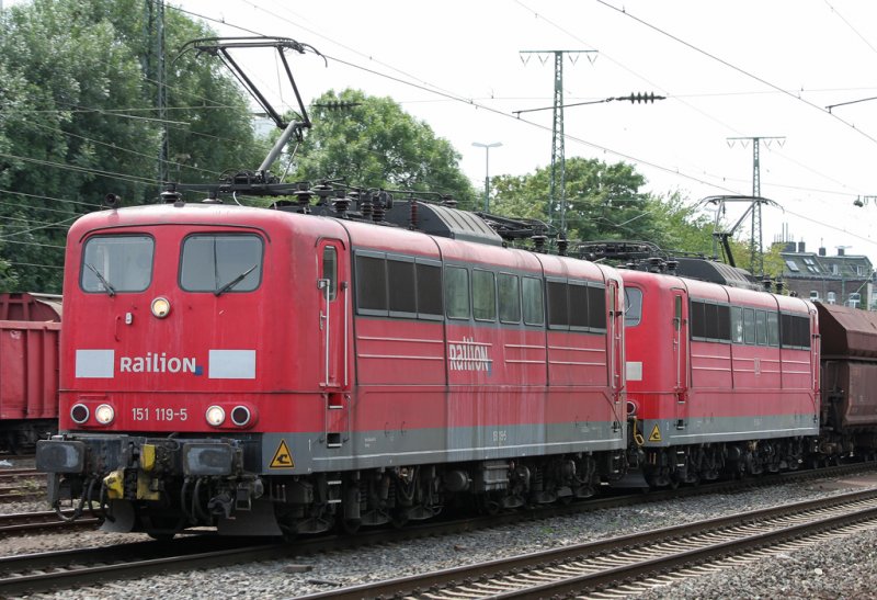 Eine Doppeltraktion BR 151, davon 151 119-5 fhrend, ziehen einen Kohlezug durch Kln West am 29.07.2009