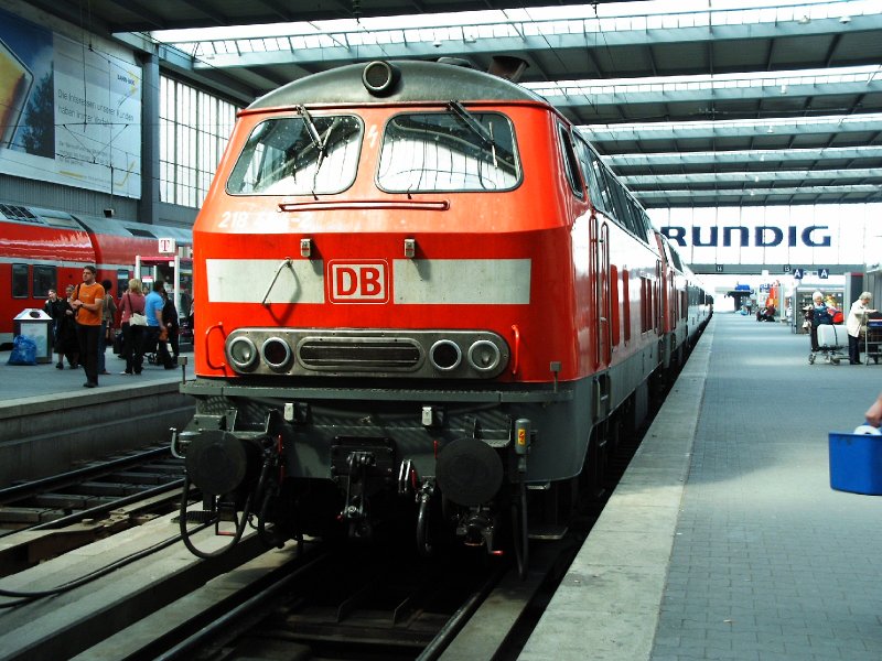 Eine Doppeltraktion der BR 218 mit einem Eurocity aus Zrich, hier im Mnchner Hbf am 22.04.2006