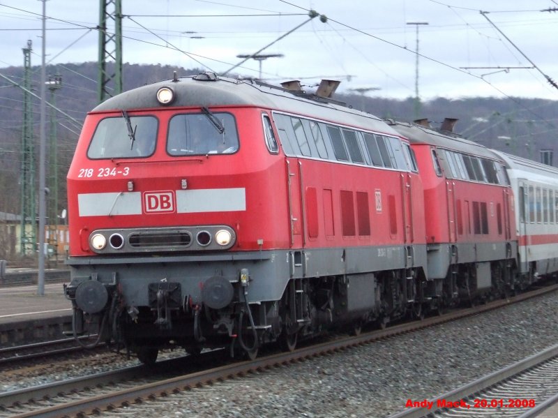 Eine Doppeltraktion BR 218 ziehen einen IC nach Oberstdorf in Richtung Ulm durch Esslingen (Neckar). (20.01.2008)