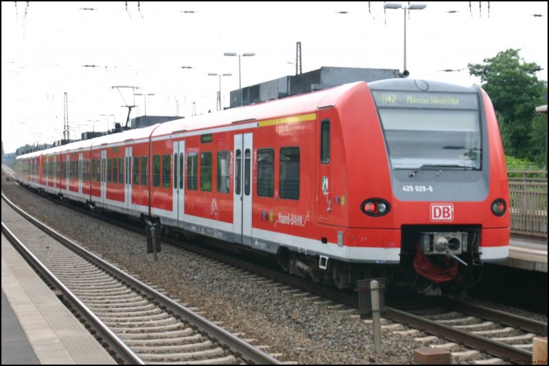 Eine Doppeltraktion der BR425 (425 029-6 und 425 XXX) als RB42 auf dem Weg nach Mnster.  RE-Sd  27.06.2007