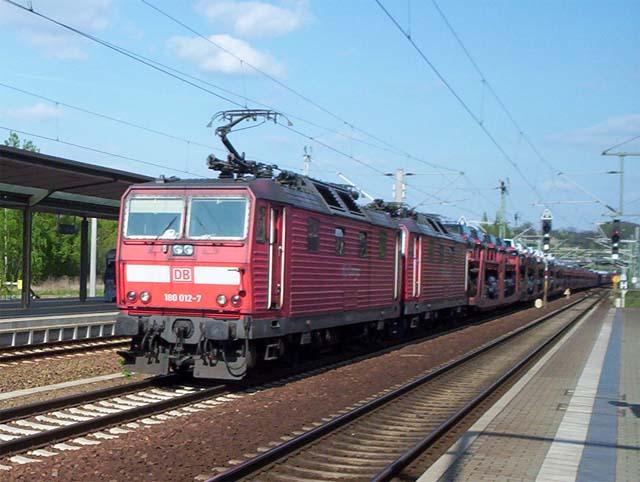 Eine Doppeltraktion von DB 180 012-7 und eine andere lok dieser Serie hat am 24. April 2004 mit einem Zug mit Skoda's vor einige Minuten die Grenze von Tsjechien berquert und fhrt jetzt durch der Bahnhof von Pirna (Sachsen).