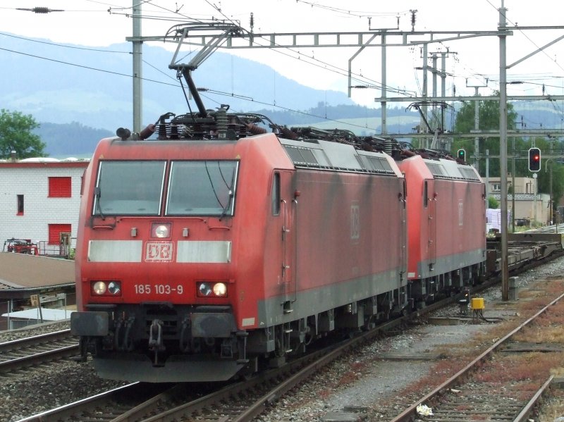 Eine Doppeltraktion DB 185 auf dem Weg gen Norden durch den Zentralschweizer Bahnhof Sins am 01.06.2008.