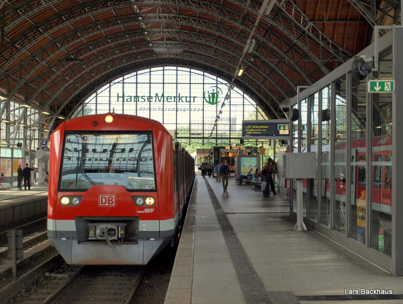 Eine Doppeltraktion ET 474 der S-Bahn Hamburg steht am 29.08.09 abfahrbereit als S31 nach Harburg-Rathaus in Hamburg-Dammtor.