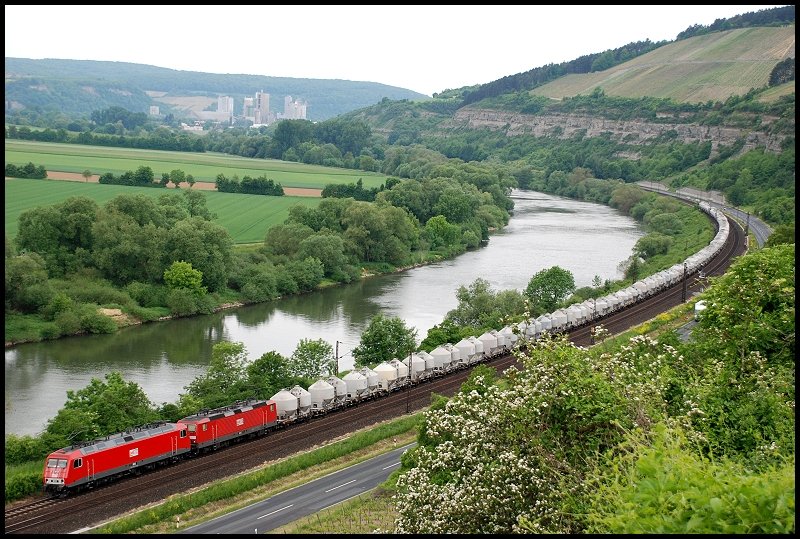 Eine Doppeltraktion der MEG zieht einen Zementzug in Richtung Wrzburg. Aufgenommen im Mai 2008 bei Karlstadt.