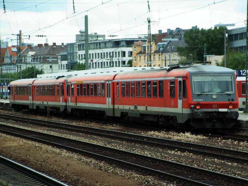 Eine Doppeltraktion VT´s nach Mhldorf (Obb), hier am 02.06.2006 kurz vor der Abfahrt im Bahnhof Mnchen Ost