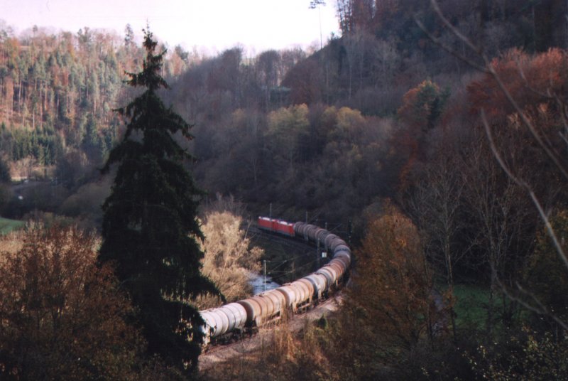 Eine Doppeltraktion zweier BR 189 ziehen hier einen schweren Gterzug, bestehend aus etlichen Kesselwagen (l oder Kerosin),
durch das Neckartal zwischen Talhausen und dem Hohensteintunnel.  
