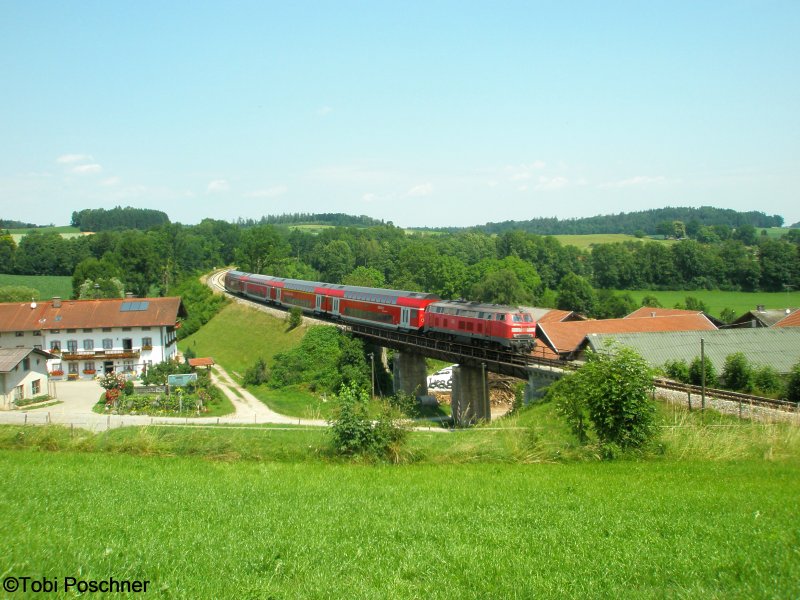 Eine Dosto Garnitur der SdostBayernBahn berquert die 100 Jahre alte Brcke in Salling/Kay (KBS 945 Sd)