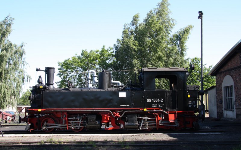 Eine der drei  Neubau -IV K der Dllnitzbahn, die 99 1561-2 am 13.06.2009 vor ihrem heimatlichen Lokschuppen.