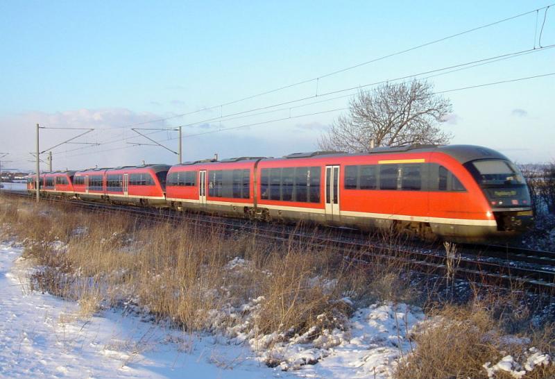 Eine Dreifachtraktion  Desastrios  als RE nach Magdeburg am Abend des 27.02.2005 kurz vor Smmerda.
