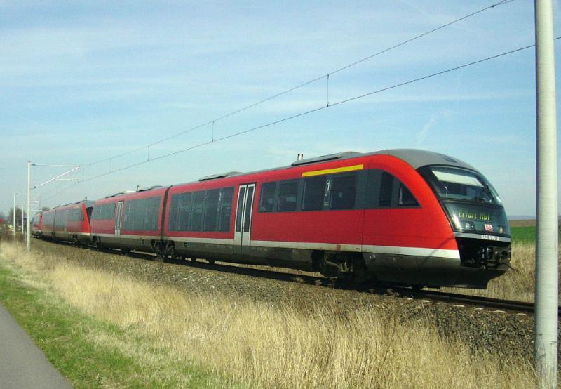 Eine Dreifachtraktion  Desastrios , gefhrt von VT642 690-2 fahren am 03.04.05 als RE von Magdeburg nach Erfurt, hier kurz hinter Griefstedt.