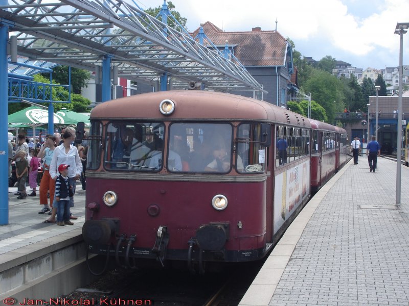 eine dreiteilige Schienenbussgarnitur pendelt am 27.5.07 zwischen F-Hchst und Knigstein. Anlass war das Bahnhofsfest in Knigstein.