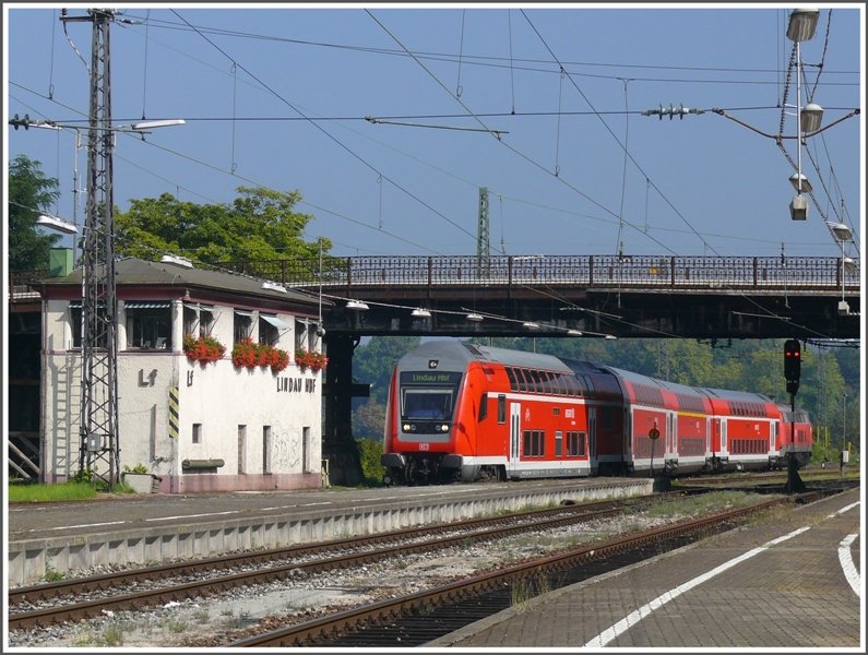 Eine DS Garnitur passiert das schmucke Stellwerk von Lindau. (30.08.2008)