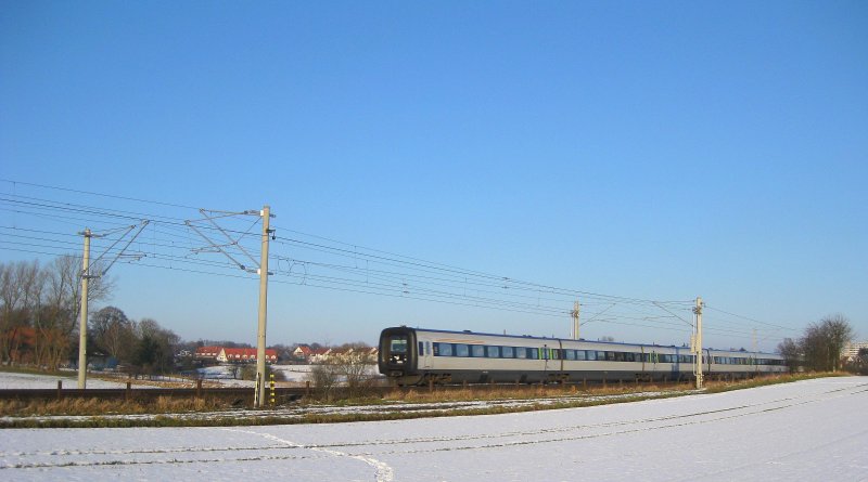 Eine DSB IC 3 DT fhrt am 14.02.09 als EC 36 Kopenhagen - Hamburg Hbf kurz hinter Reinfeld (Holst.) durch die weie Winterlandschaft.