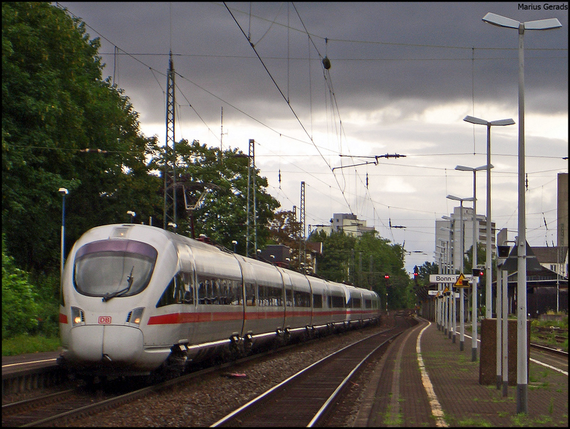 Eine DT ICE T bei der Durchfahrt von Bonn-Beuel 19.7.2009
