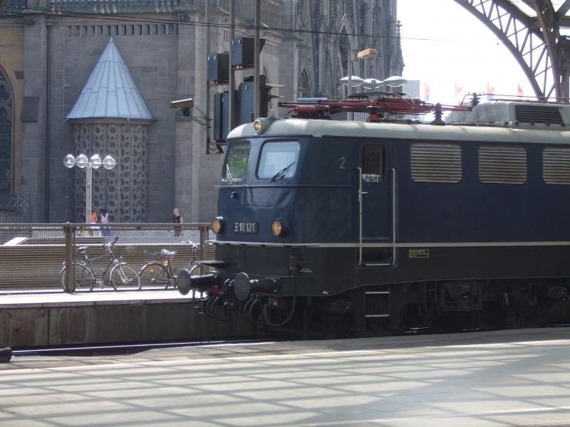 Eine E 10 121 steht in Kln Hbf mit dem ( Funn Express ) nach Rheine. Leider bei dem WM Chaos in Kln nicht gut Fotografiert.