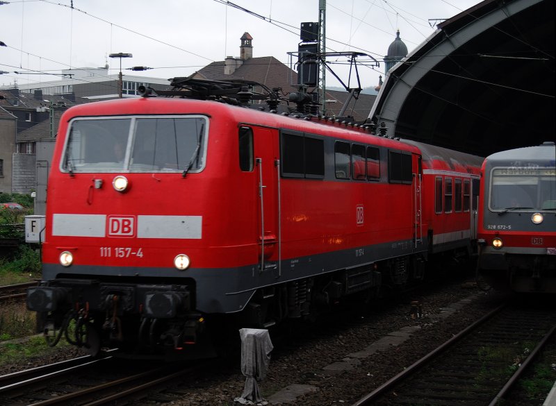 Eine E 111 157-4 verlt gerade den Hauptbahnhof Hagen.