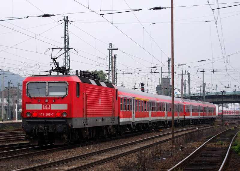 Eine E 143 208-7 schiebt einen Zug aus dem Hauptbahnhof Hagen.
