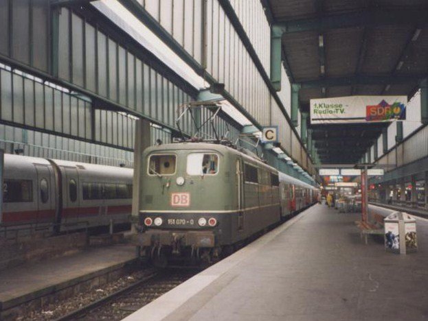 Eine E 151 070-0 mit wartet mit einem RB/RE auf die Ausfahrt in Stuttgart Hbf.
12. Nov. 1996