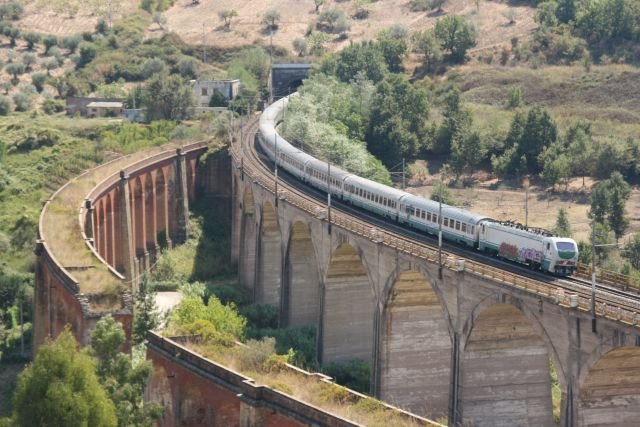 Eine E 402B mit dem ES 9474 von Villa San Giovanni nach Roma Termini auf dem Tachira-Viadukt zwischen Omigano und Agropoli; 09.09.2007