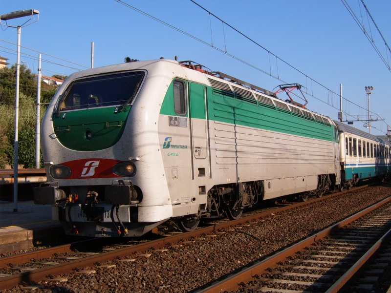 Eine E 402B wartet ausserplanmig mit einem IC in San Vincenzo Richtung Livorno Centrale. Ausserdem steht die Lok auf dem Gegengleis! (Juni 2005)