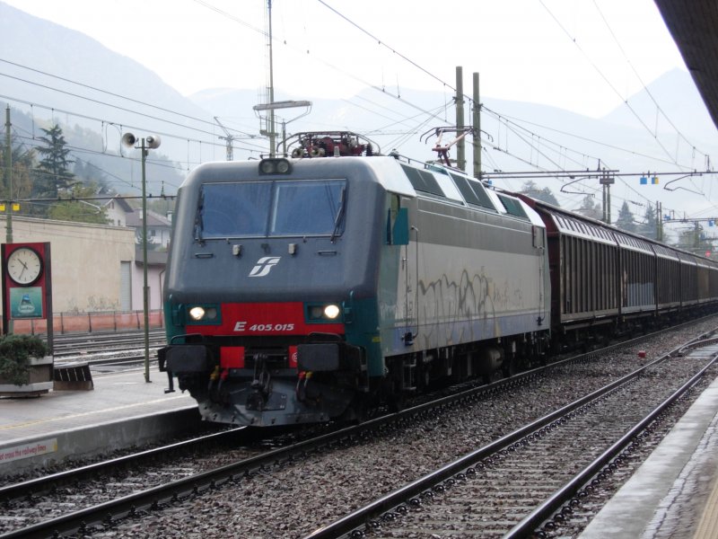 Eine E 405 zieht einen langen und sehr lautem Gterzug vom Brenner Richtung Sden. Hier bei der Durchfahrt im Bahnhof Brixen. Am 17.10.07