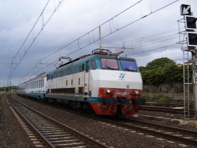 Eine E 444 rast mit circa 160 km/h (deswegen auch vorne verschwommen) durch San Vincenzo Richtung Rom (Juni 2005)