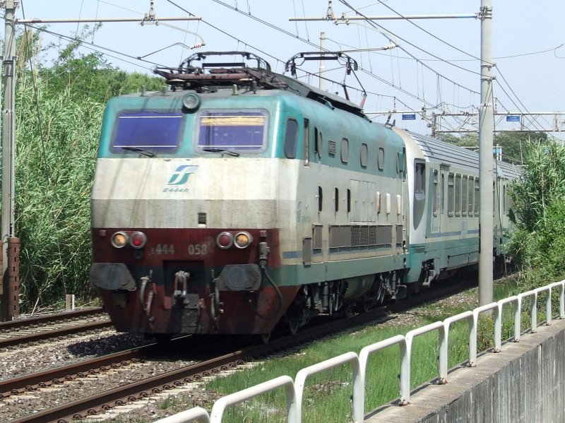 Eine E 444 zieht einen FS IC durch San Vincenzo in Richtung Roma Termini am 26.05.2009