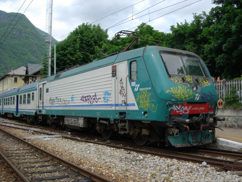 Eine E 464 der FS steht als  Kunstwerk  mit ihrem Regio im Endbahnhof des Veltlins Tirano. Anschlussmglichkeit: Berninaexpress nach St.Mortiz / Chur. Am 01.06.08