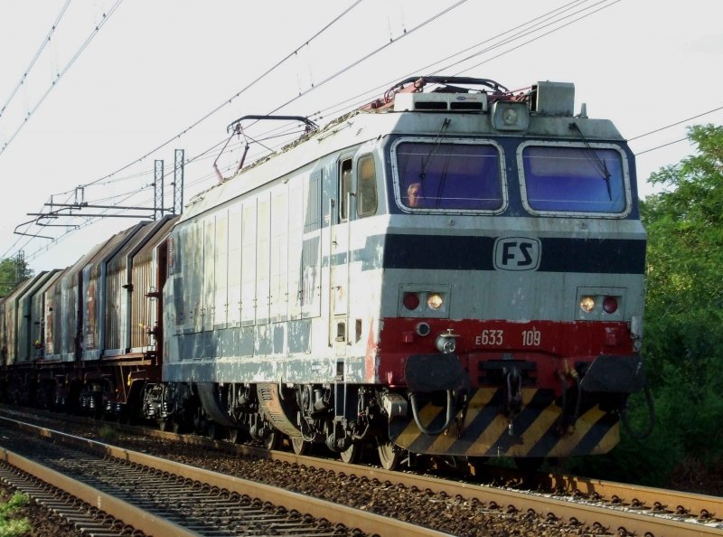 Eine E 633 zieht einen Gterzug kurz nach Tortona in den Abend hinein... (25.07.2007)